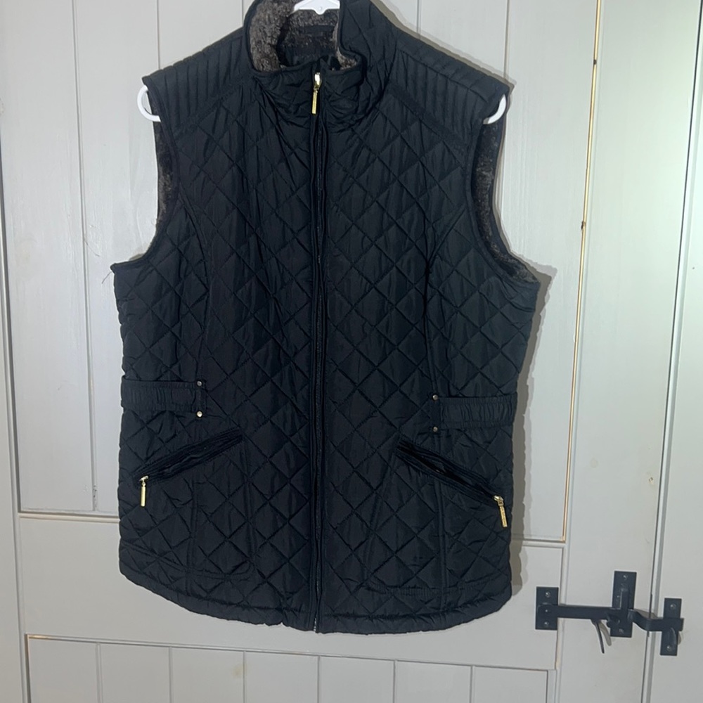 Like New! Weatherproof size medium sleeveless soft  zip up jacket soft lining